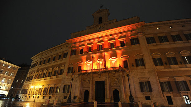 Facciata_Montecitorio_arancione